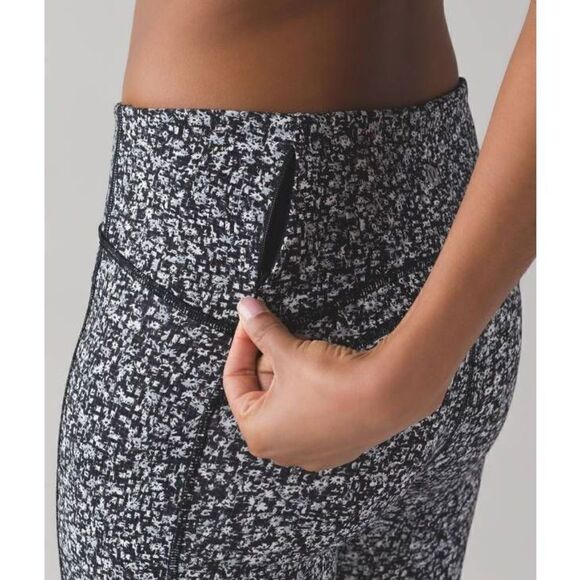 Lululemon Sole Training Crop Daisy Dust Alpine White Black / Black Size 8 - Picture 9 of 12